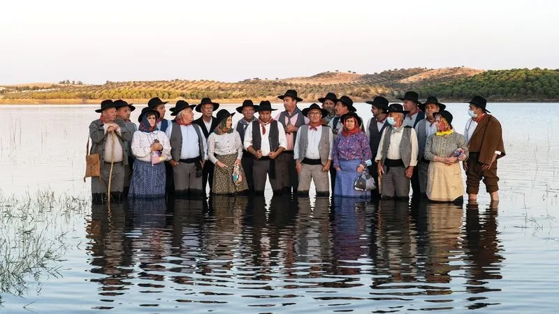 Con el traje típico alentejano en el embalse de Alqueva | Fotos: Candidatura Évora 