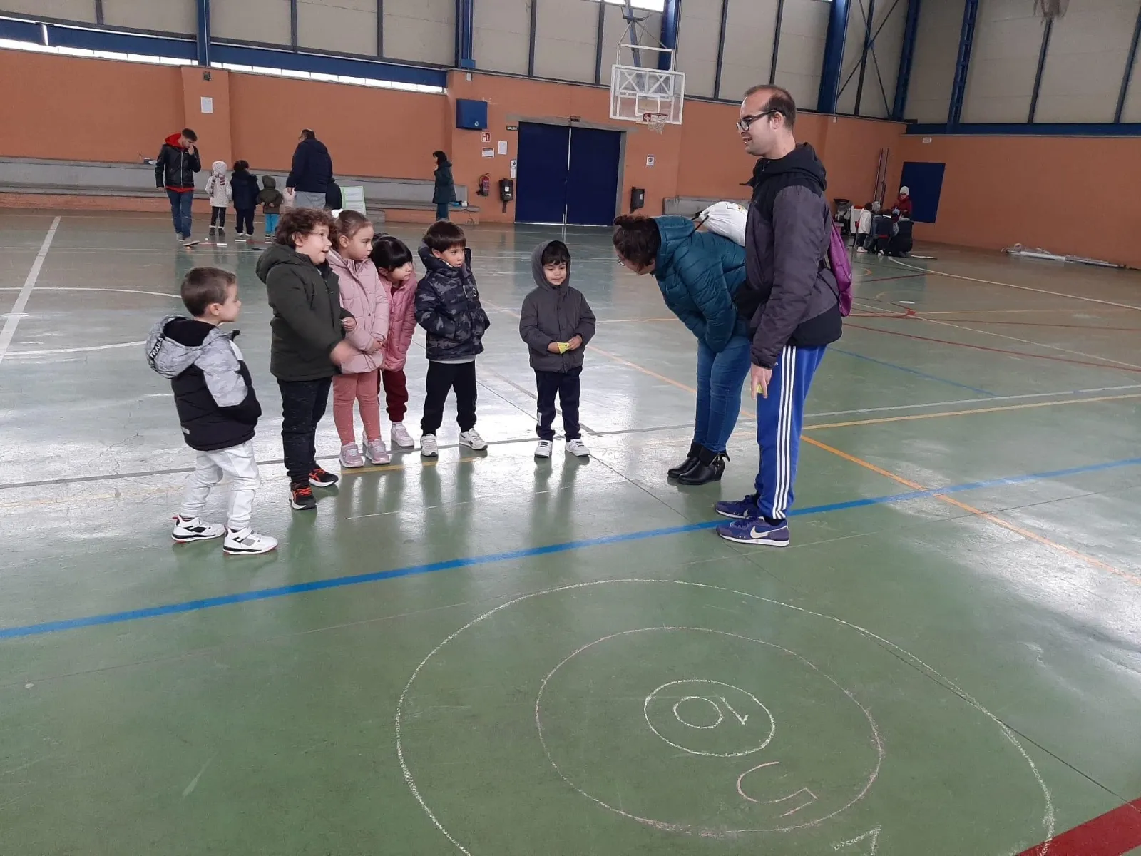 Acopedis y Acomunidad organizaban juegos por la discapacidad en el colegio Severiano Montero
