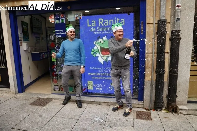 Responsables de la Administración de Lotería en la calle Quintana 5, donde han vendido décimos del cuarto y quinto premio de la Lotería de Navidad. Foto de David Sañudo