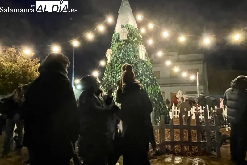 Villoruela encendía este domingo su esperado árbol solidario de Navidad