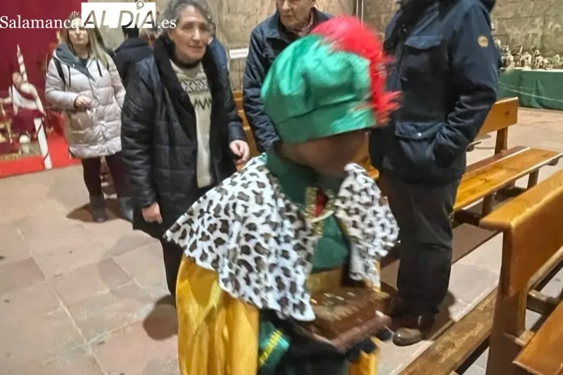 Los alumnos de catequesis representaban un Belen Viviente en la parroquia 