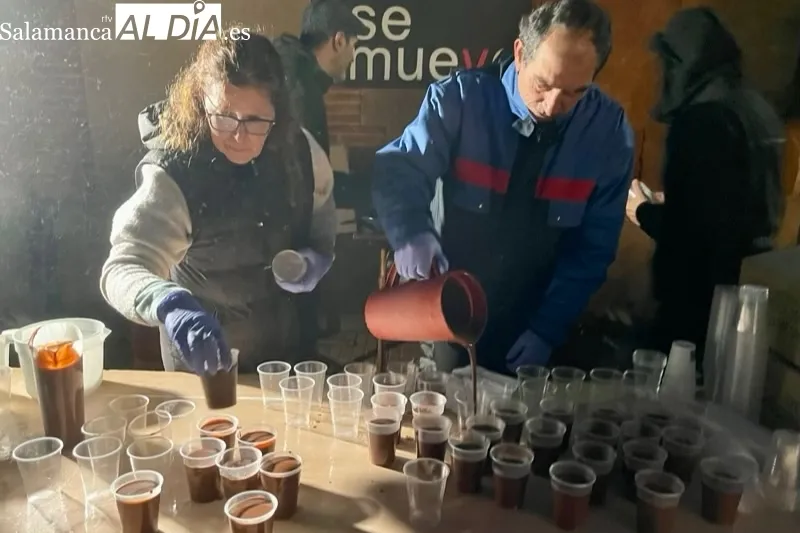 Villoruela encendía este domingo su esperado árbol solidario de Navidad