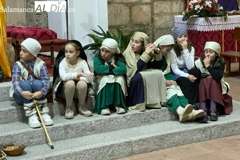 Los alumnos de catequesis representaban un Belen Viviente en la parroquia 