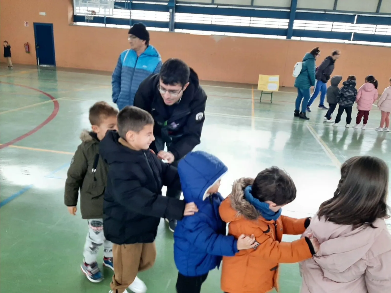 Acopedis y Acomunidad organizaban juegos por la discapacidad en el colegio Severiano Montero