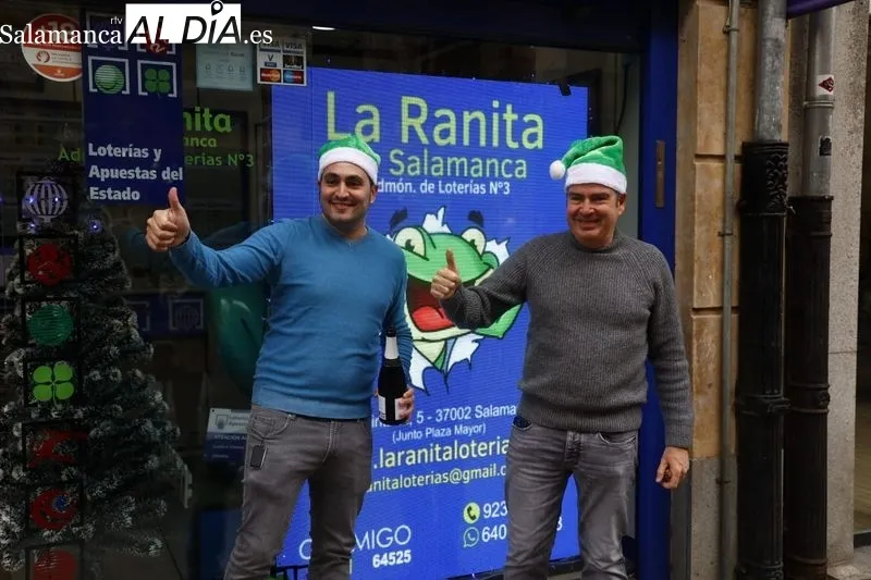 Responsables de la Administración de Lotería en la calle Quintana 5, donde han vendido décimos del cuarto y quinto premio de la Lotería de Navidad. Foto de David Sañudo
