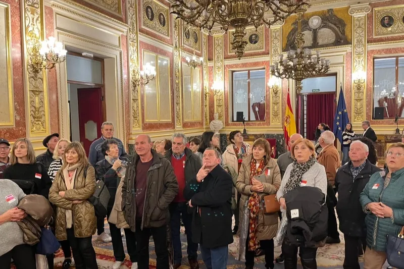 La Asociación de Mayores San Miguel visitaba este viernes el Congreso y el Senado