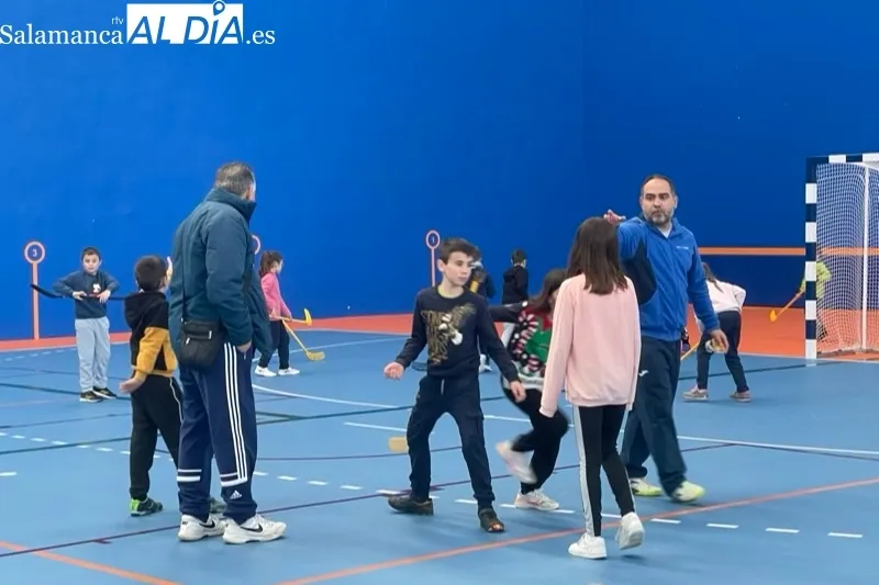 Niños y niñas de diferentes edades participan en la actividad Multideporte