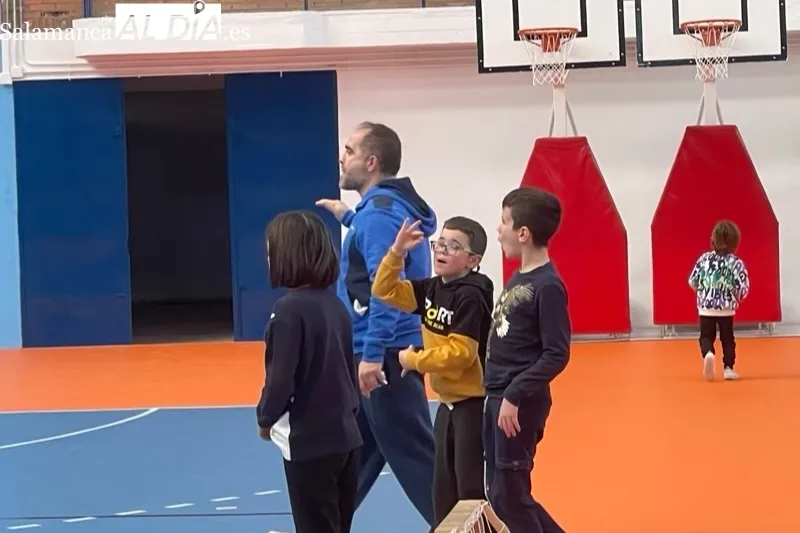 Niños y niñas de diferentes edades participan en la actividad Multideporte