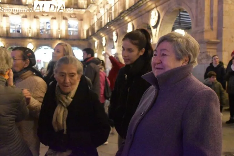 Mayores de la residencia Arapiles, en el encendido navideño de la Plaza Mayor de Salamanca. Fotos: Vanesa Martins