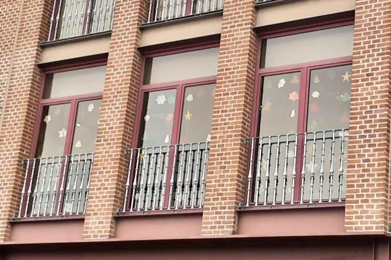 El Programa Vive ha creado la decoración de Navidad para la Sala de adultos de la Biblioteca 