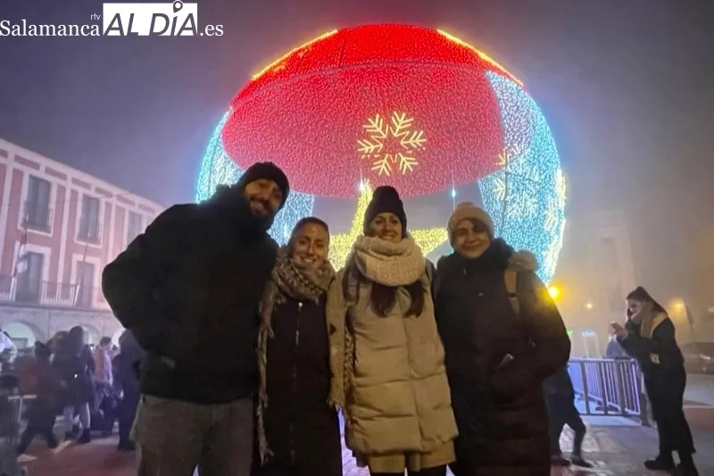 Decenas de personas acudían a la inauguración de la gran bola de Navidad