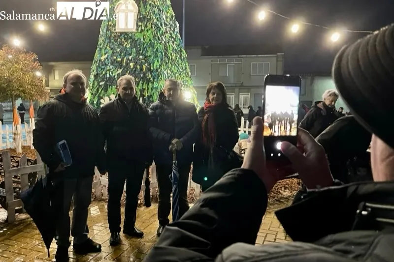 Villoruela encendía este domingo su esperado árbol solidario de Navidad