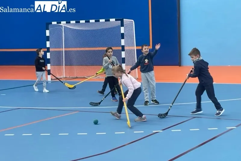 Niños y niñas de diferentes edades participan en la actividad Multideporte