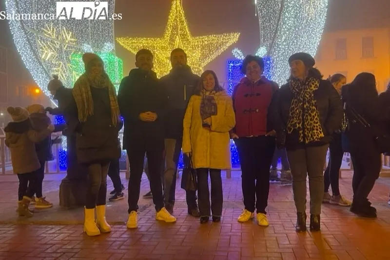 Decenas de personas acudían a la inauguración de la gran bola de Navidad