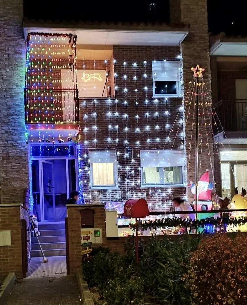 Foto 5 - Aldearrubia ilumina la Navidad sorprendiendo un a&ntilde;o mas con su concurso vecinal de fachadas decoradas