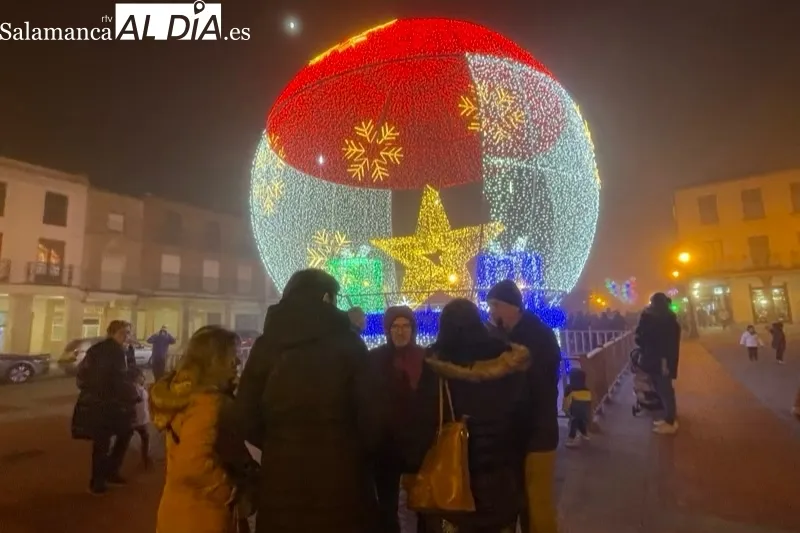 Decenas de personas acudían a la inauguración de la gran bola de Navidad