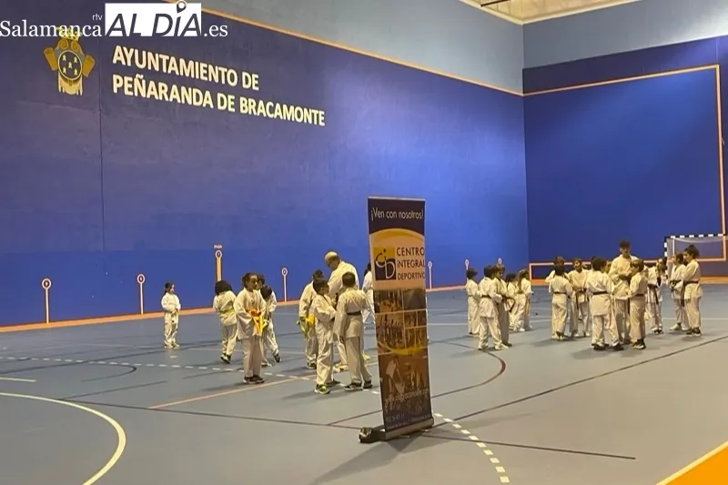 El Club de Karate de Peñaranda ofrecía una exhibición en el pabellón 