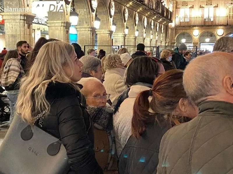 Mayores de la residencia Arapiles, en el encendido navideño de la Plaza Mayor de Salamanca. Fotos: Vanesa Martins