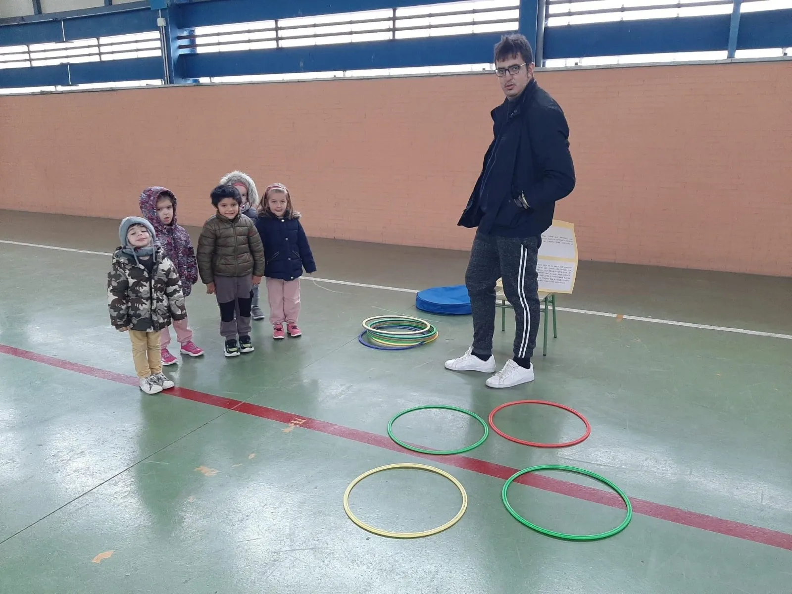 Acopedis y Acomunidad organizaban juegos por la discapacidad en el colegio Severiano Montero