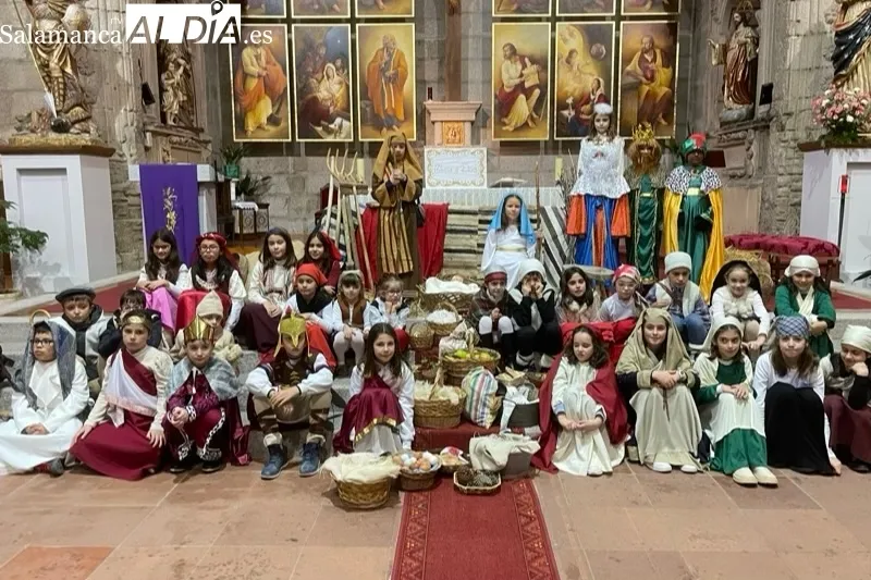 Los alumnos de catequesis representaban un Belen Viviente en la parroquia 