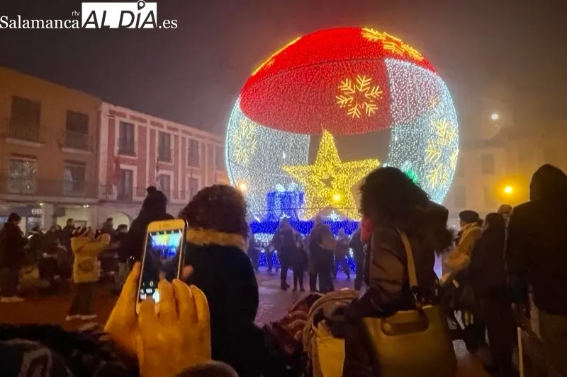 Decenas de personas acudían a la inauguración de la gran bola de Navidad