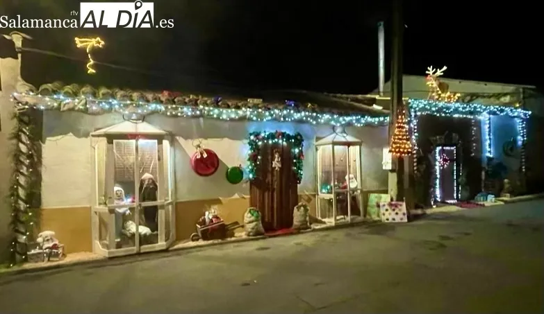 Padres e hijos se unen cada Navidad para decorar la fachada de su casa en Aldearrubia