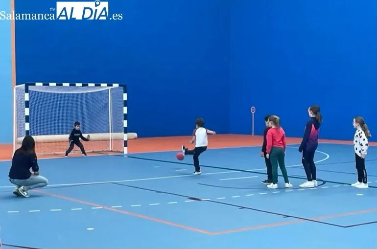 Niños y niñas de diferentes edades participan en la actividad Multideporte