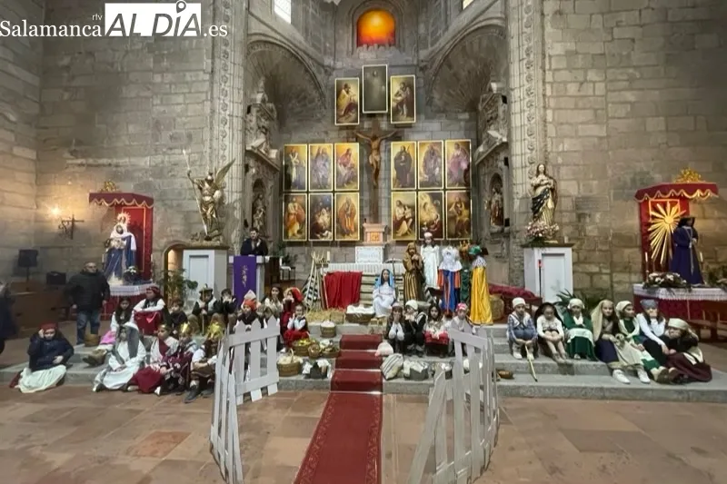 Los alumnos de catequesis representaban un Belen Viviente en la parroquia 
