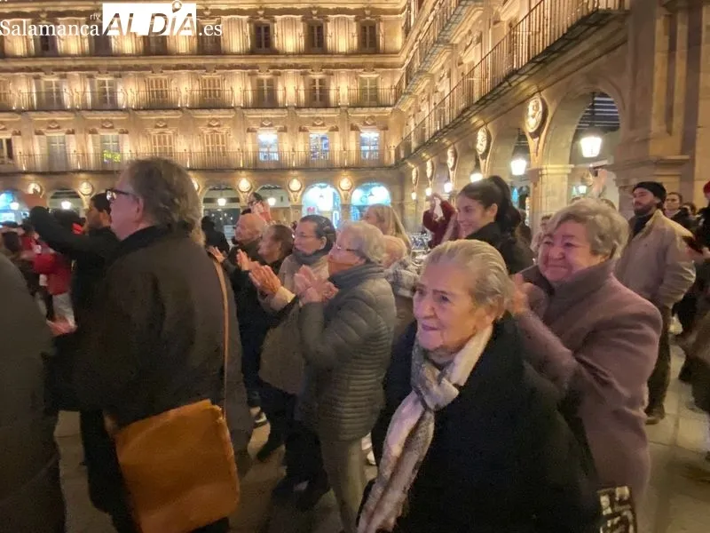 Mayores de la residencia Arapiles, en el encendido navideño de la Plaza Mayor de Salamanca. Fotos: Vanesa Martins