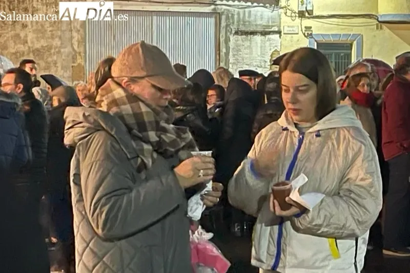 Villoruela encendía este domingo su esperado árbol solidario de Navidad