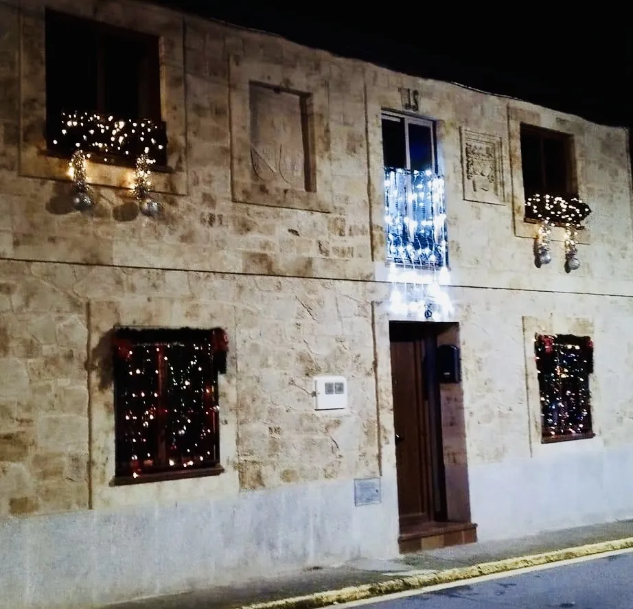 Foto 2 - Aldearrubia ilumina la Navidad sorprendiendo un a&ntilde;o mas con su concurso vecinal de fachadas decoradas