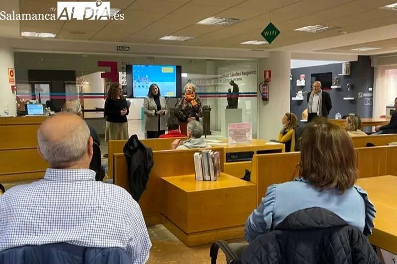 La subdelegada del gobierno, Encarnación Pérez, presenta en Peñaranda ‘La Administración Cerca de Ti’