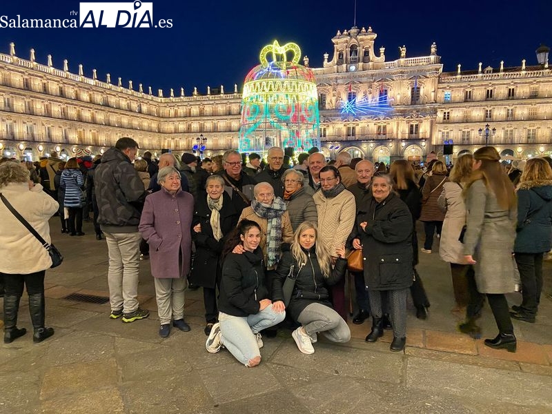 Mayores de la residencia Arapiles, en el encendido navideño de la Plaza Mayor de Salamanca. Fotos: Vanesa Martins