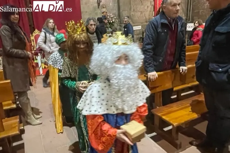 Los alumnos de catequesis representaban un Belen Viviente en la parroquia 