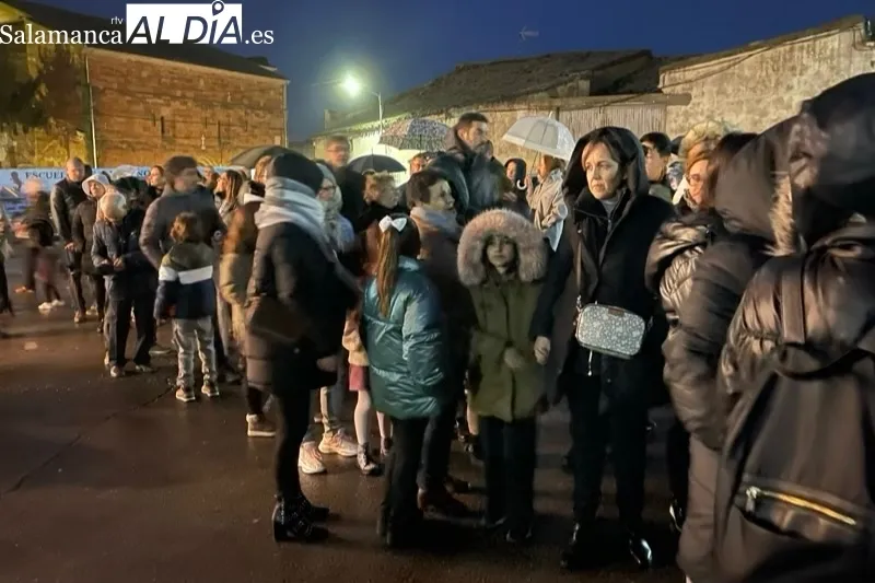 Villoruela encendía este domingo su esperado árbol solidario de Navidad