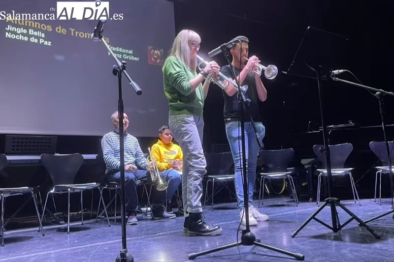 Los alumnos de la Escuela Municipal de Musica han celebrado su concierto de Navidad en el CDS