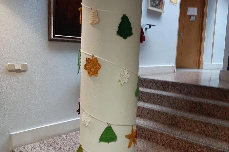 El Programa Vive ha creado la decoración de Navidad para la Sala de adultos de la Biblioteca 