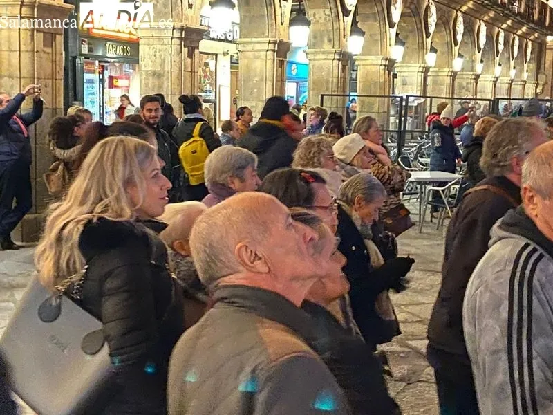 Mayores de la residencia Arapiles, en el encendido navideño de la Plaza Mayor de Salamanca. Fotos: Vanesa Martins