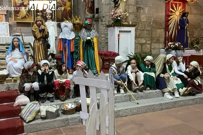 Los alumnos de catequesis representaban un Belen Viviente en la parroquia 