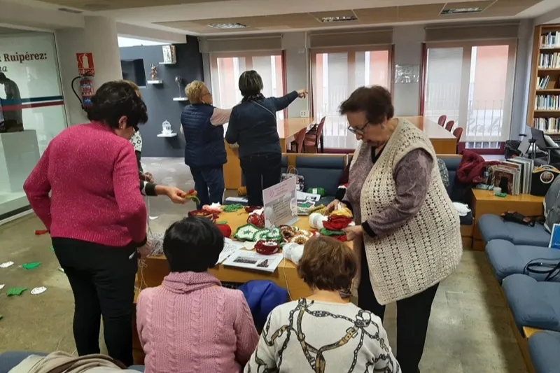 El Programa Vive ha creado la decoración de Navidad para la Sala de adultos de la Biblioteca 