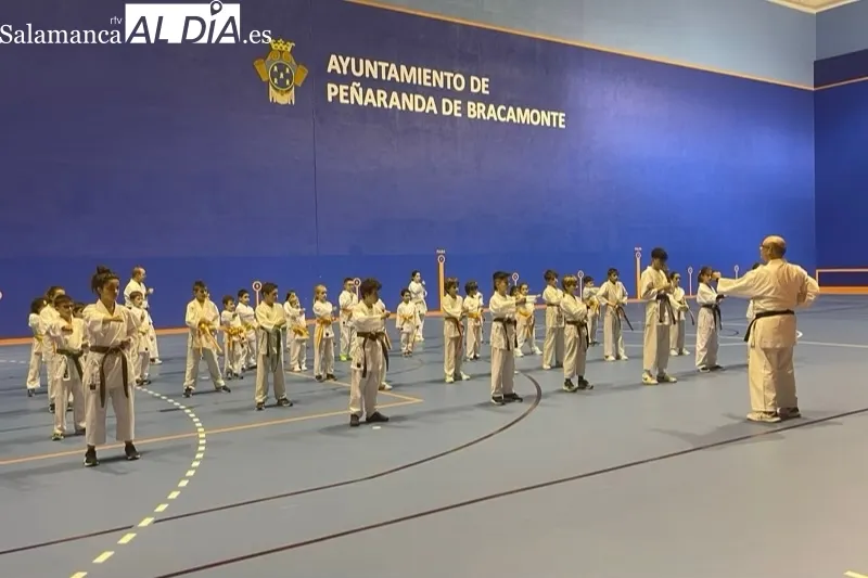 El Club de Karate de Peñaranda ofrecía una exhibición en el pabellón 
