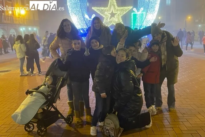 Decenas de personas acudían a la inauguración de la gran bola de Navidad