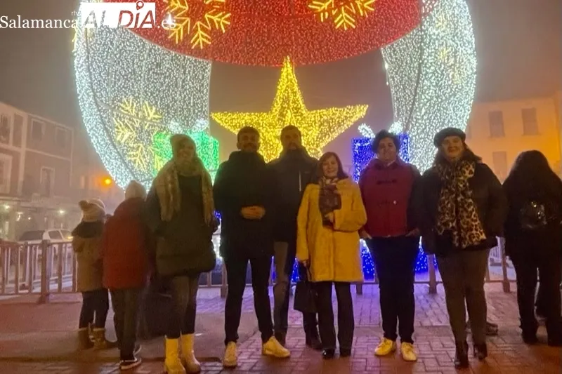 Decenas de personas acudían a la inauguración de la gran bola de Navidad