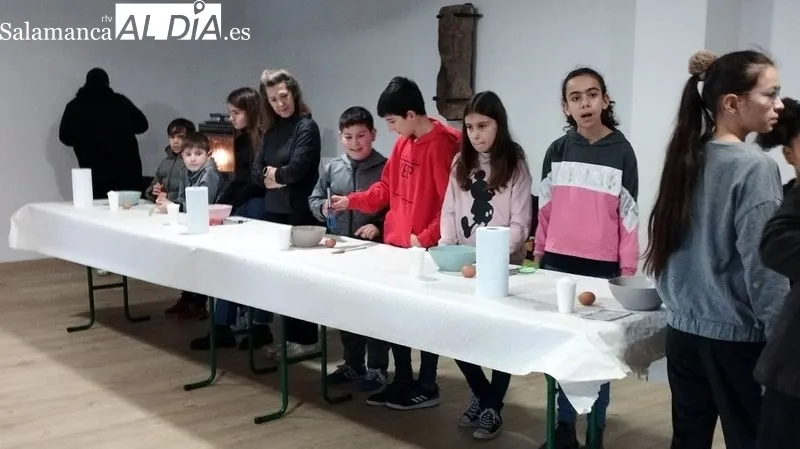 Los niños elaboraron galletas, con ayuda de varios adultos