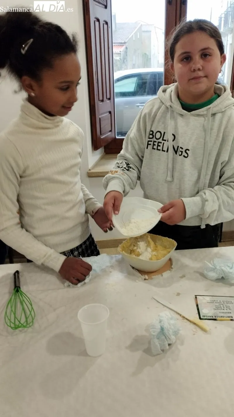Los niños elaboraron galletas, con ayuda de varios adultos