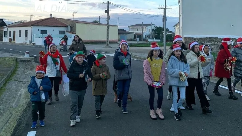 Niños y madres recorrieron las calles del pueblo cantando villancicos