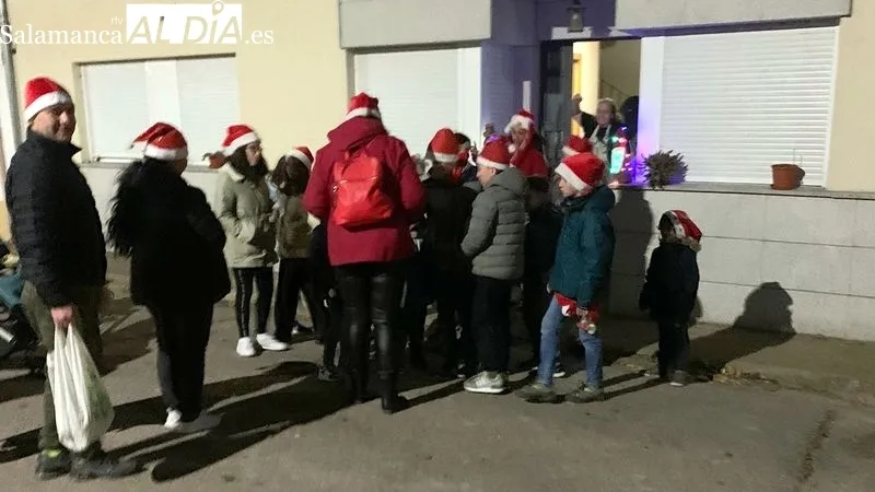 Niños y madres recorrieron las calles del pueblo cantando villancicos