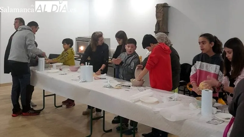 Los niños elaboraron galletas, con ayuda de varios adultos