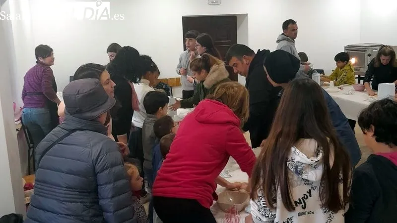 Los niños elaboraron galletas, con ayuda de varios adultos
