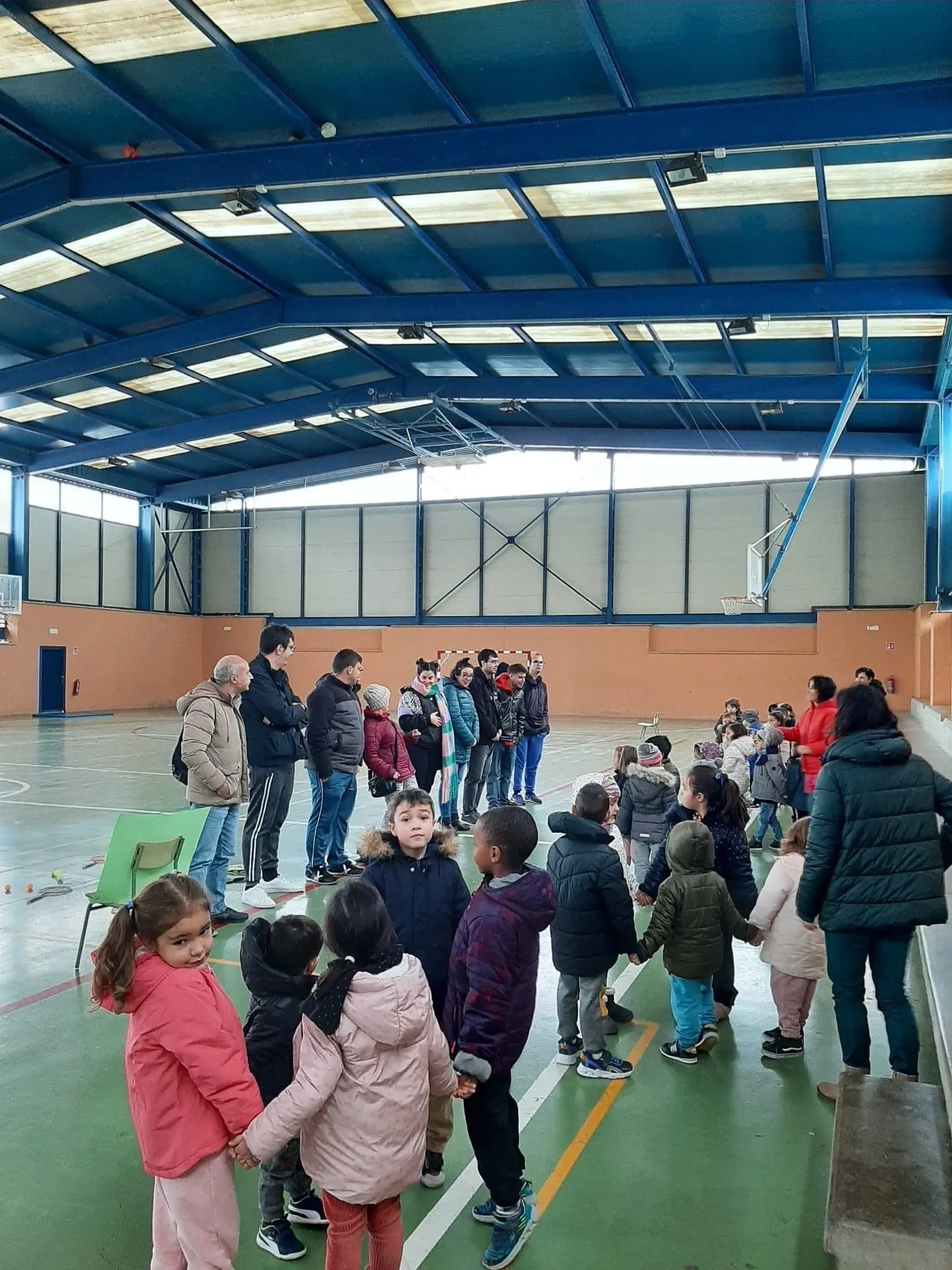 Acopedis y Acomunidad organizaban juegos por la discapacidad en el colegio Severiano Montero